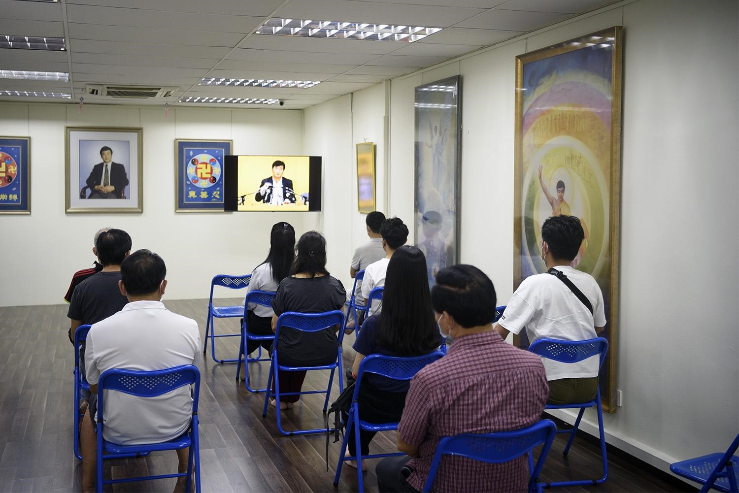 图1:新学员们观看法轮大法创始人李洪志先生的讲法录像。